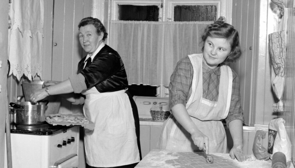 Grethe Ek og moren Inga Kristoffersen på Vålerenga var i sving med julebaksten på svartsøndag i 1951. I Telemark hadde man svartjoleftan, men den stod nok sterkere noen tiår tidligere.