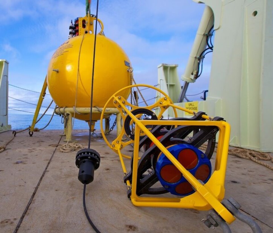 Bøye, øvre Acoustic Doppler Current Profiler (ADCP) og wire. ADCP blir beskrevet i et senere blogginnlegg. Foto: Sindre Skrede
