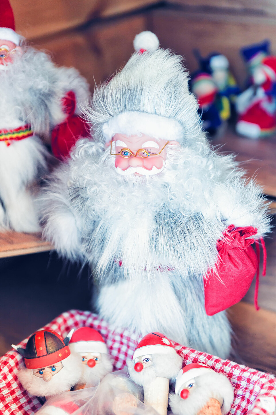 Julenissen er også å finne på hylla sammen med de «samiske» suvernirene.
