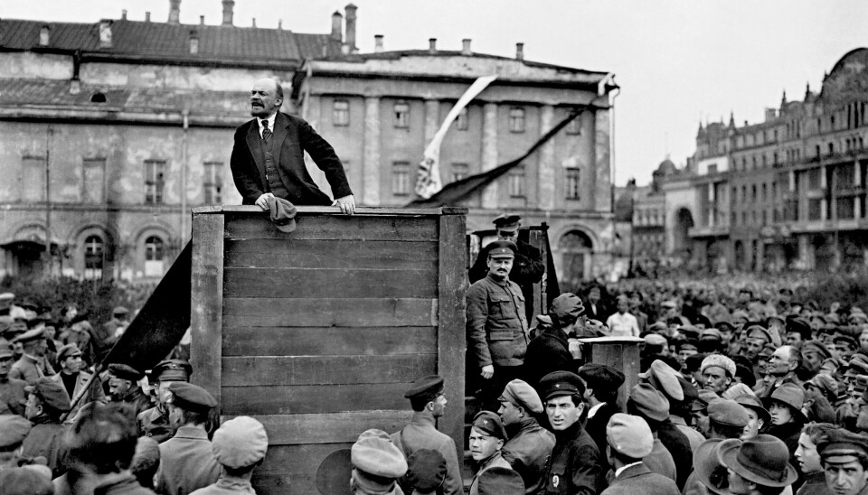 I 1917 var det to revolusjoner i Russland. I oktober tok Lenin og hans bolsjevikparti makten. På bildet taler Lenin til den røde armé foran Bolsjoj-teatret i Moskva i 1920.
