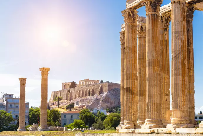 Flere tusen år senere vitner ruinene om at Athen må ha vært kostbart å bygge.
