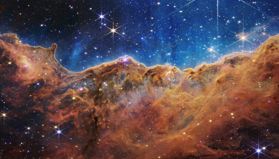 Det første bildet fra James Webb-teleskopet som ble sluppet til publikum. Bildet viser en støvsky hvor nye stjerner fødes, kalt Carina-stjernetåken.