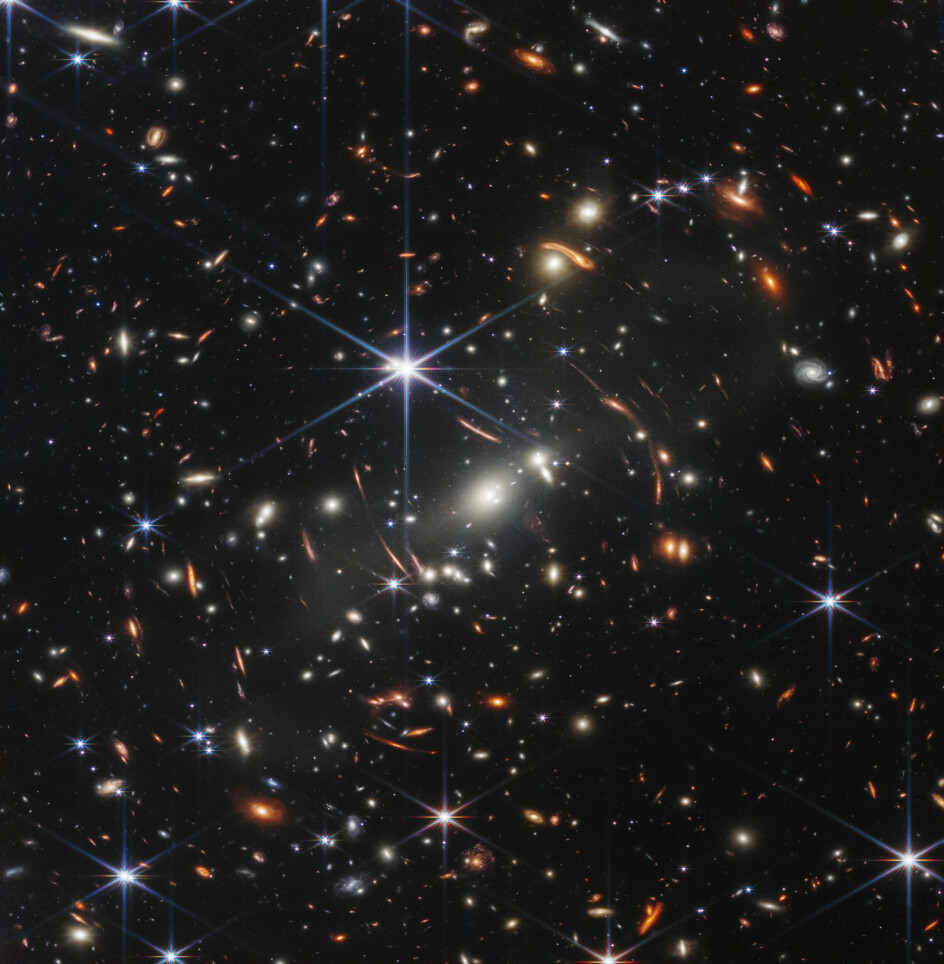 Dette er et såkalt Deep field-bilde, tatt av James Webb. Det viser tusenvis av galakser, hvor noen sannsynligvis er rundt 13 milliarder år gamle. Big bang skjedde for 13,8 milliarder år siden ifølge gjeldende teorier. .