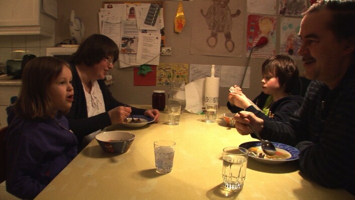 Anna Kaisa, Siv, Elias og Arto spiser middag på tre språk. Foto: Sirkka Seljevold. Anna Kaisa, Siv, Elias og Arto spiser middag på tre språk. Foto: Sirkka Seljevold.