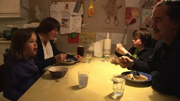 Anna Kaisa, Siv, Elias og Arto spiser middag på tre språk. Foto: Sirkka Seljevold.