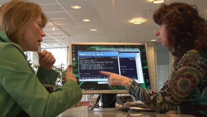 Inna (til venstre) i samtale med en russiskspråklig bibliotekar. Foto: Sirkka Seljevold. Inna (til venstre) i samtale med en russiskspråklig bibliotekar. Foto: Sirkka Seljevold.