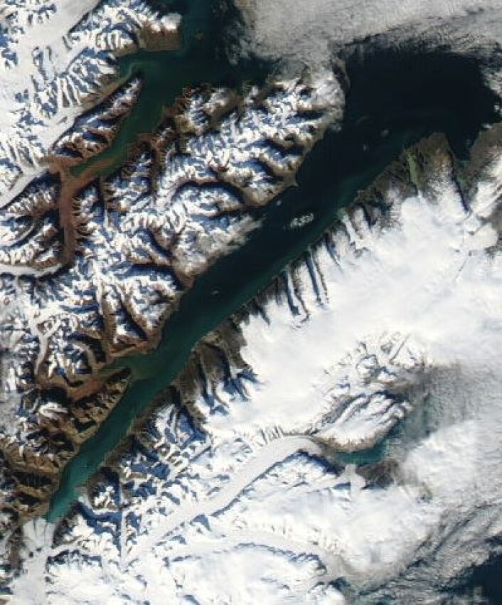 Wijdefjorden på Svalbard, sett fra NASAs satellitt Aqua 3. september. Nord er opp til høyre. (Foto: (NASA Aqua MODIS)) Wijdefjorden på Svalbard, sett fra NASAs satellitt Aqua 3. september. Nord er opp til høyre. (Foto: (NASA Aqua MODIS))