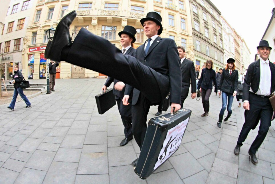Denne gjengen har skjønt det! Her praktiseres dustegange av en gjeng Monty Python-fans i Brno i Tsjekkia, i anledning International Silly Walk Day, 7. januar, 2013.