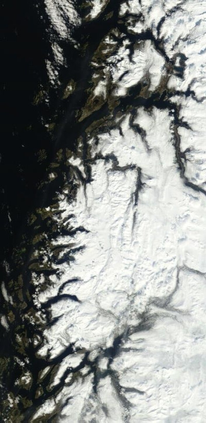 Bodø og Helgelandskysten sett fra NASAs satellitt Terra onsdag 16. mai. Det går omsider mot sol og sommer. (Foto: (NASA MODIS)) Bodø og Helgelandskysten sett fra NASAs satellitt Terra onsdag 16. mai. Det går omsider mot sol og sommer. (Foto: (NASA MODIS))