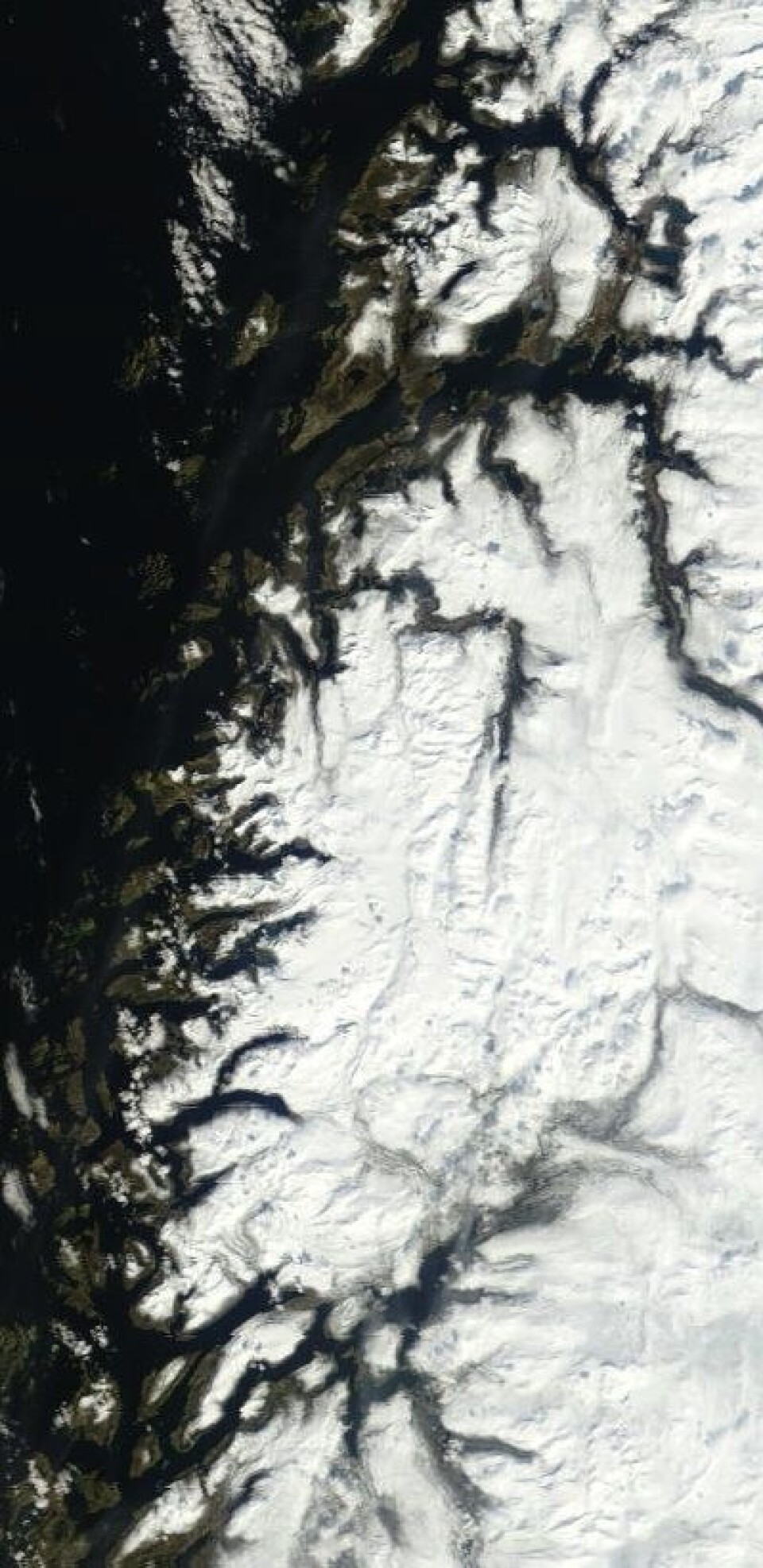 Bodø og Helgelandskysten sett fra NASAs satellitt Terra onsdag 16. mai. Det går omsider mot sol og sommer. (Foto: (NASA MODIS))
