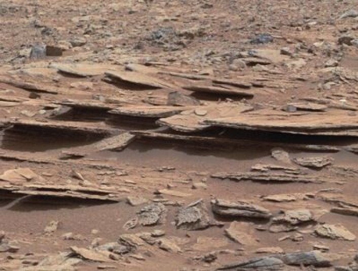 Noe bilde fra overflaten på Apophis har jeg ikke. Men dette skifer-aktige landskapet, som NASA-roveren Curiosity nylig observerte på Mars, får duge. (Foto: (NASA/JPL-Caltech/MSSS)) Noe bilde fra overflaten på Apophis har jeg ikke. Men dette skifer-aktige landskapet, som NASA-roveren Curiosity nylig observerte på Mars, får duge. (Foto: (NASA/JPL-Caltech/MSSS))