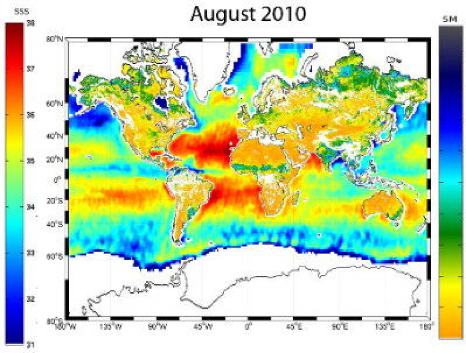 Saltholdighet i havet og jordfuktighet på land, målt fra SMOS i august 2010. (Cesbio/Ifremer/CATDS/ESA)