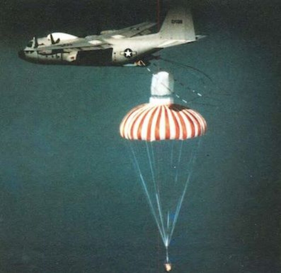 Slik plukket man opp filmkapslene som ble sendt ned fra de amerikanske spionsatellittene. (Foto: (Nedgradert bilde fra NRO))