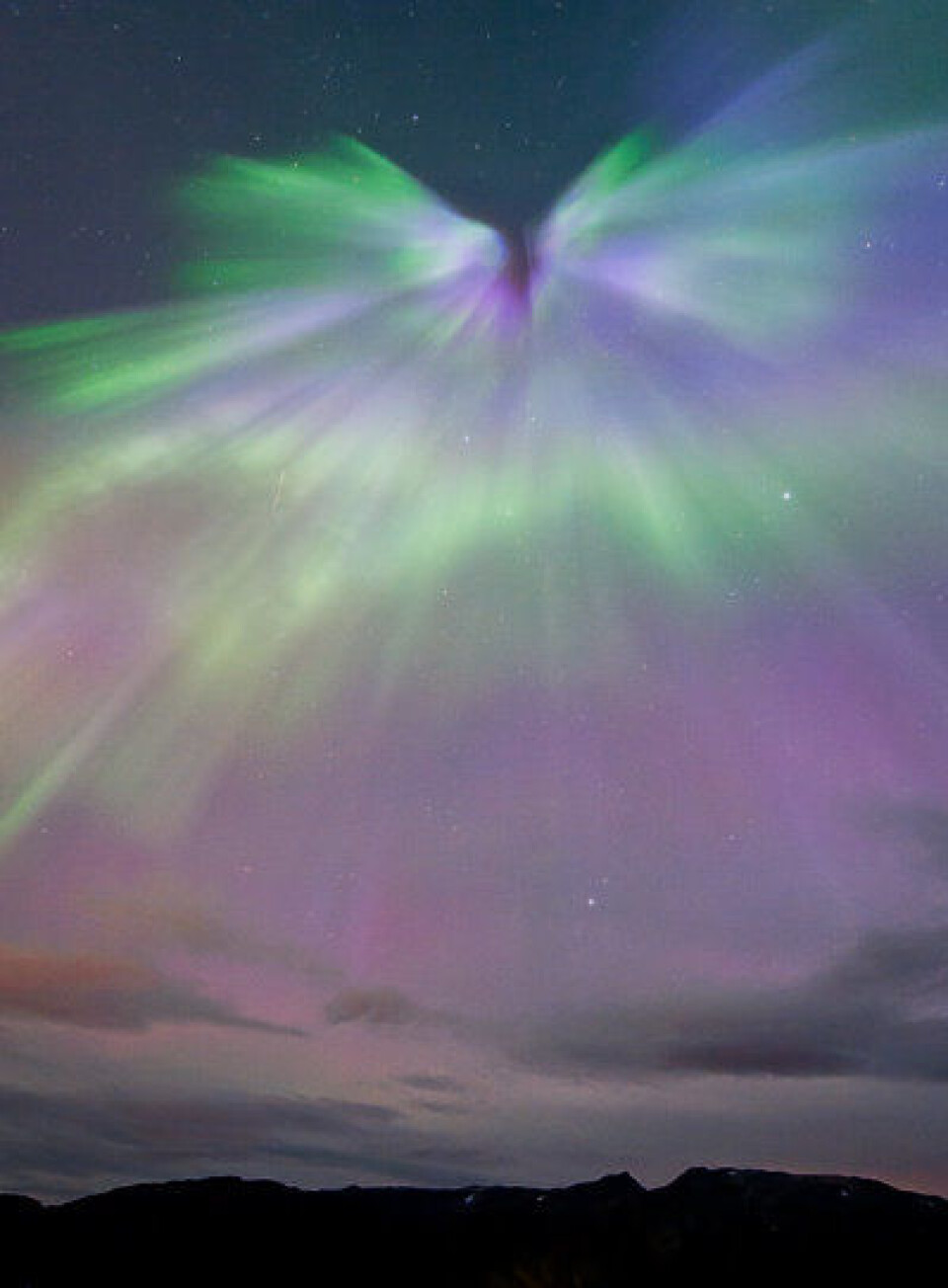 Et fantastisk nordlysbilde, fotografert 26 sept av Bjørnar G Hansen i Troms. Se mer detaljer og informasjon på 27 sept utgaven av www.spaceweather.com. (Foto: (Bjørnar G. Hansen / SpaceWeather.com))