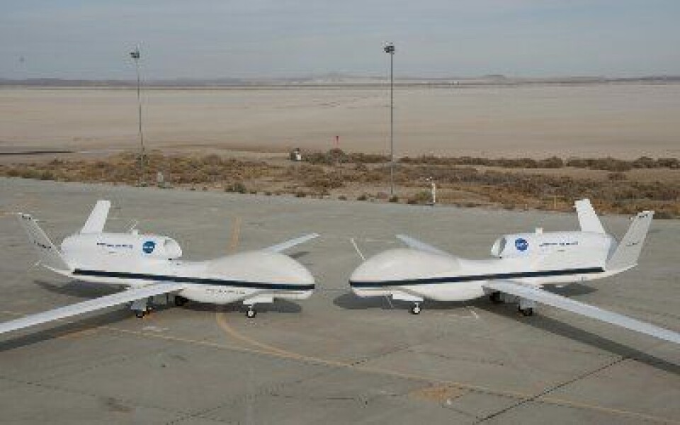 NASAs to store Global Hawk ubemannete observasjonsfly. Disse kommer garantert til å sette spor etter seg i atmosfæreforskningen de neste tiårene. Nydelige farkoster, som godt kan sirkle et døgn over en storm før de må avslutte målingene og returnere til basen. (Foto: NASA)