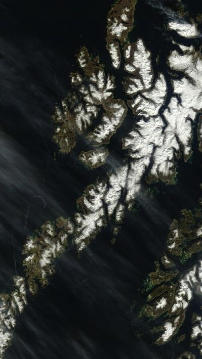 Lofoten og Vesterålen sett fra rommet 23. mai. Fortsatt noe snø oppe i høyden. (Foto: (NASA Terra MODIS)) Lofoten og Vesterålen sett fra rommet 23. mai. Fortsatt noe snø oppe i høyden. (Foto: (NASA Terra MODIS))