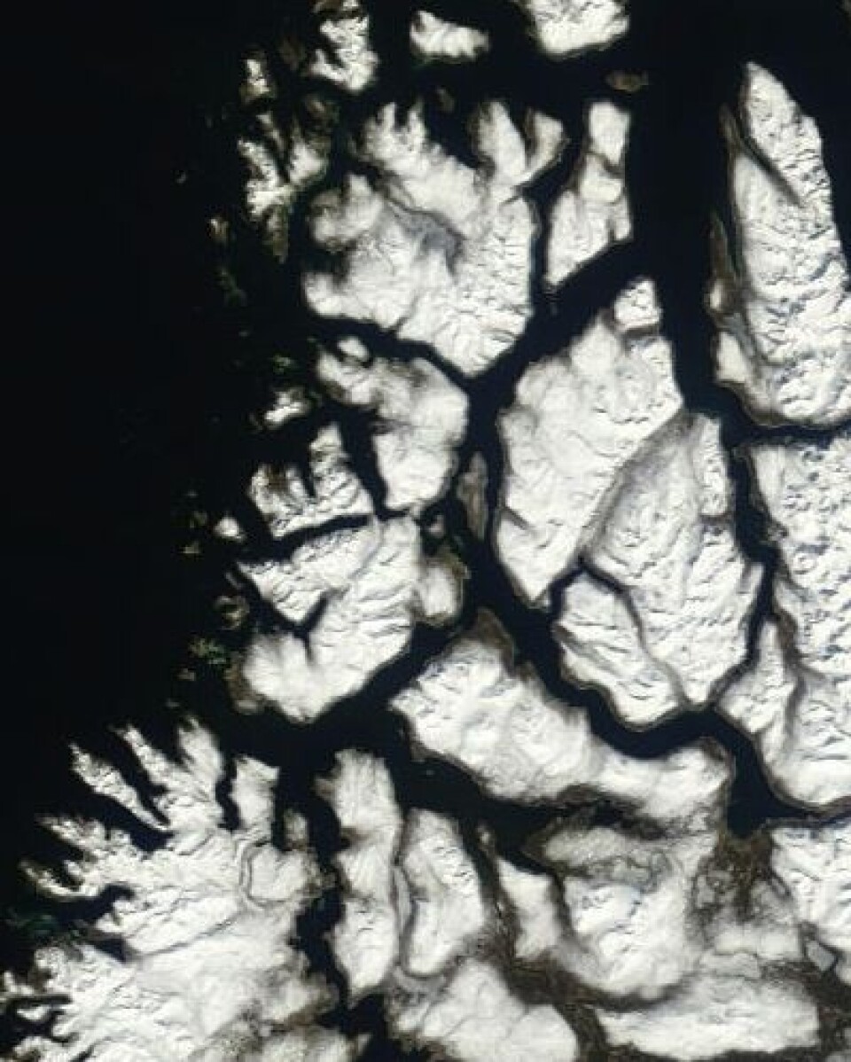 Nesten snøfritt på selve Tromsø-øya, men mye snø i distriktet omkring. I hvert fall ser det slik ut i satellittbildet 23. mai. (Foto: (NASA Terra MODIS))