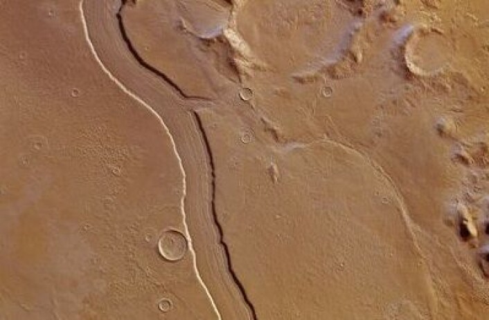 Reull Vallis på Mars er et digert tidligere elveleie, her sett fra ESAs sonde Mars Express. Kanskje noen skylder 1800-talls astronomen Schiaparelli en unnskyldning? Han påstod jo at det var "kanaler" på Mars! (Foto: (ESA/DLR/FU Berlin (G Neukum))) Reull Vallis på Mars er et digert tidligere elveleie, her sett fra ESAs sonde Mars Express. Kanskje noen skylder 1800-talls astronomen Schiaparelli en unnskyldning? Han påstod jo at det var "kanaler" på Mars! (Foto: (ESA/DLR/FU Berlin (G Neukum)))