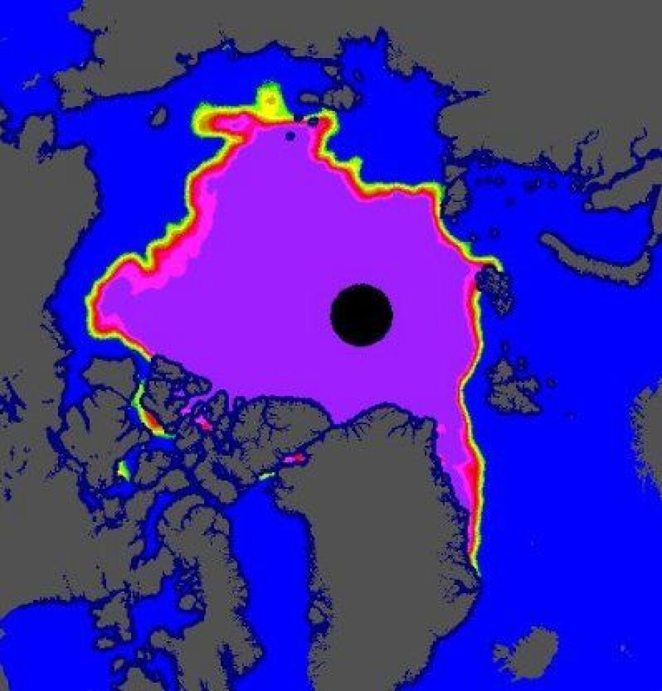 Værsatellittene er kanskje ikke like nøyaktige og fintfølende som de mest avanserte forskningssatellittene. Men de er trofaste og til å stole på. Isdekket i Arktis kvernes hver dag rutinemessig ut ved norske met.no. Slik så det ut 6. oktober. (Foto: (osisaf.met.no))