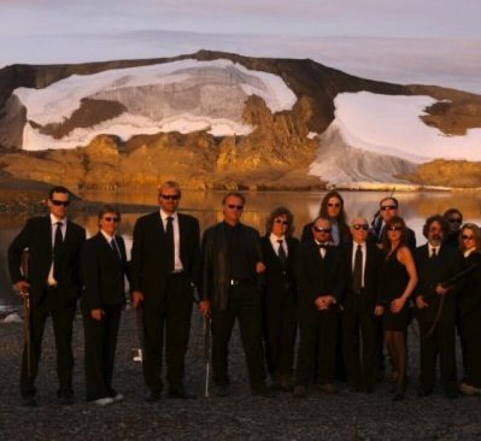 A propos 'Men In Black': Her er Mars-forskerne på Svalbard-tokt i 2005. Nå er de på trykk i Science. I august lander instrumentene deres på Mars. (Foto: AMASE / Kjell Ove Storvik)