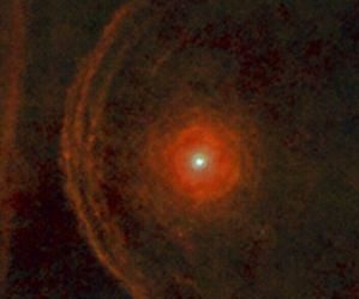 Betelgeuse suser gjennom rommet på vei mot sin undergang. Mye masse er allerede kastet ut, men den store supernovaeksplosjonen gjenstår. (Foto: (ESA / Decin et al)) Betelgeuse suser gjennom rommet på vei mot sin undergang. Mye masse er allerede kastet ut, men den store supernovaeksplosjonen gjenstår. (Foto: (ESA / Decin et al))