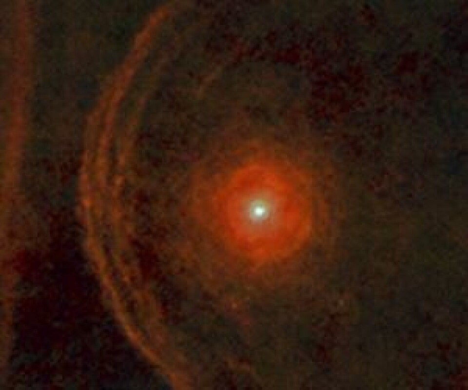 Betelgeuse suser gjennom rommet på vei mot sin undergang. Mye masse er allerede kastet ut, men den store supernovaeksplosjonen gjenstår. (Foto: (ESA / Decin et al))