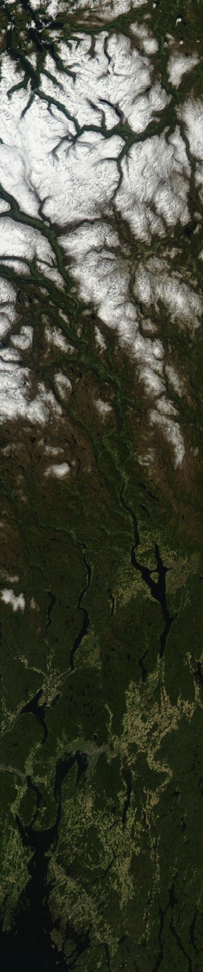 Godkjent ferievær i Sør-Norge, ja. Her dokumentert ved et langt satellittbilde tatt fra Aqua søndag 27. mai. (Foto: (NASA Aqua MODIS)) Godkjent ferievær i Sør-Norge, ja. Her dokumentert ved et langt satellittbilde tatt fra Aqua søndag 27. mai. (Foto: (NASA Aqua MODIS))