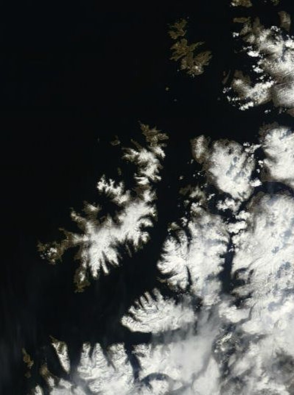 Ikke akkurat sol og sommer enda i Nord-Troms og Vest-Finnmark. Her sett i går fra NASAs Terra. (Foto: (NASA Terra MODIS))