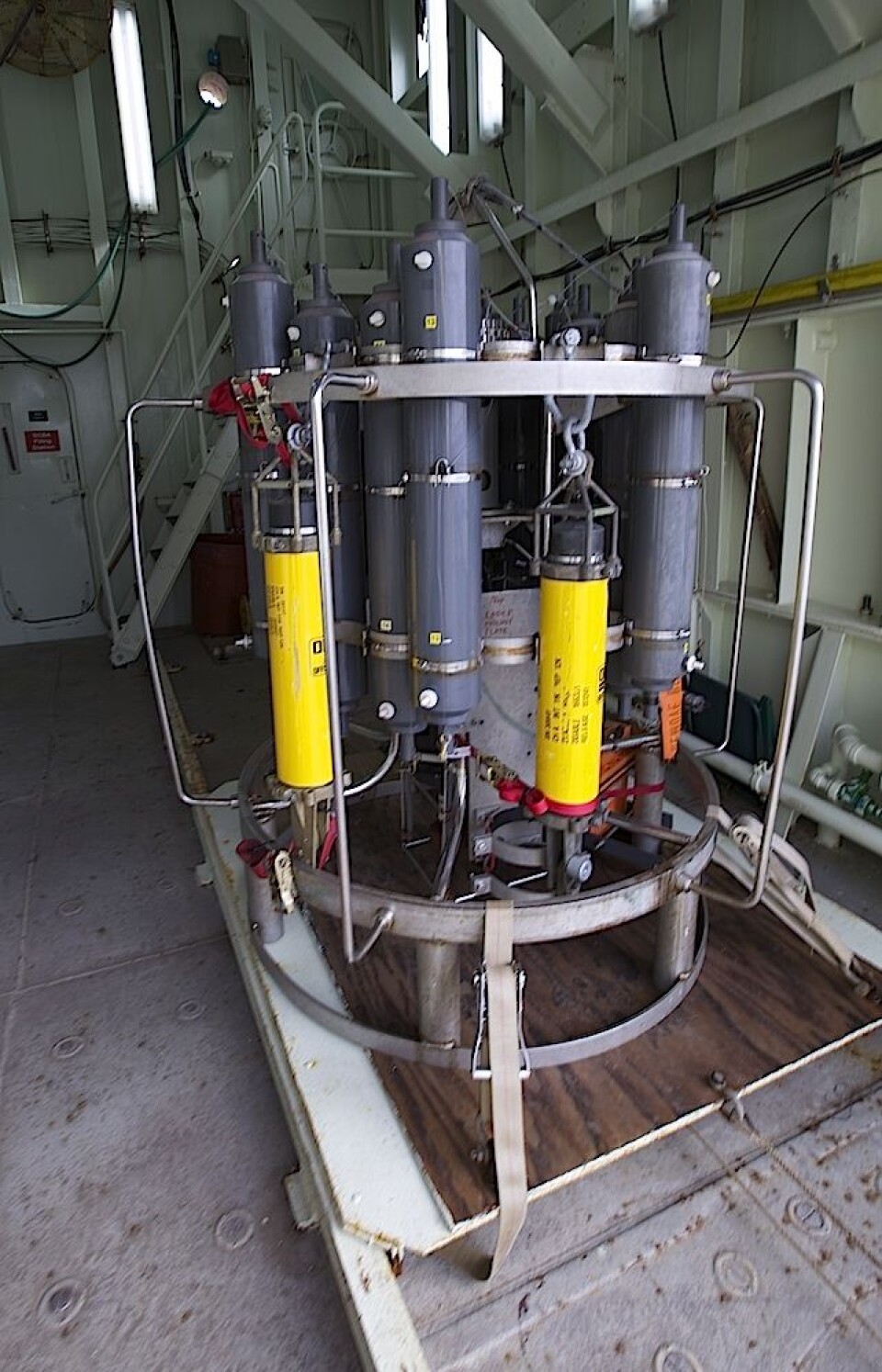 CTD-instrumentet rigget med to akustiske utløsere for testing. Disse utløserene er bindeleddet mellom wire og anker, og gjør det mulig å hente inn bøye, instrumenter og wire når forskerne vil. Foto: Sindre Skrede
