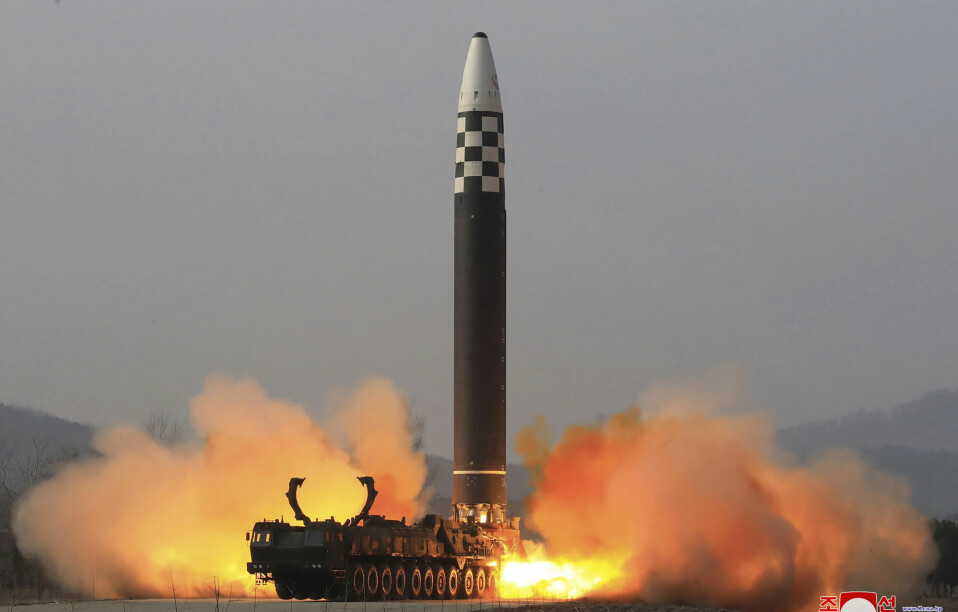 Nord-Korea kan være klar for sin sjuende atomvåpentest, mener amerikansk etterretning. Her fra prøveskyting av et nordkoreansk Hwasong-17 interkontinentalt missil.