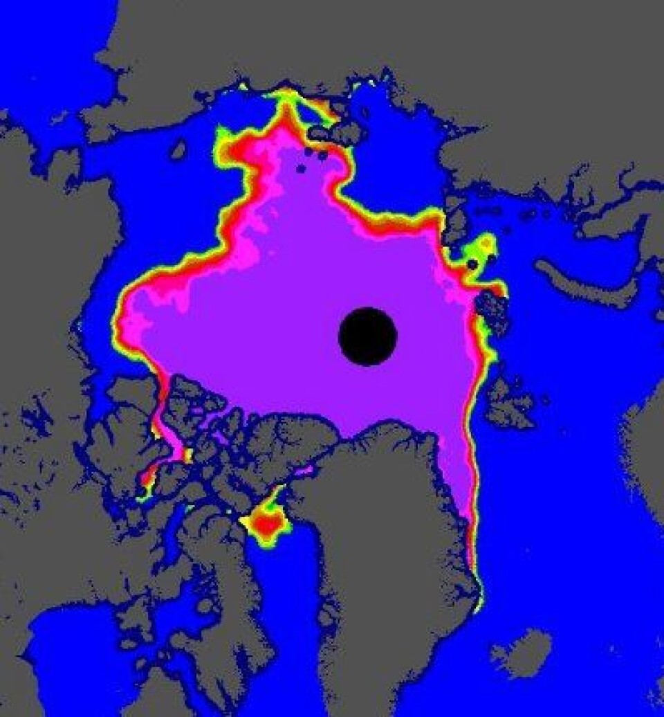 Isen begynner nå å legge seg i Nordøst- og Nordvestpassasjen igjen. Men det er fortsatt veldig lite sjøis i Arktis. Her er EUMETSATs iskart for 14 oktober. (Foto: (EUMETSAT osisaf.met.no))