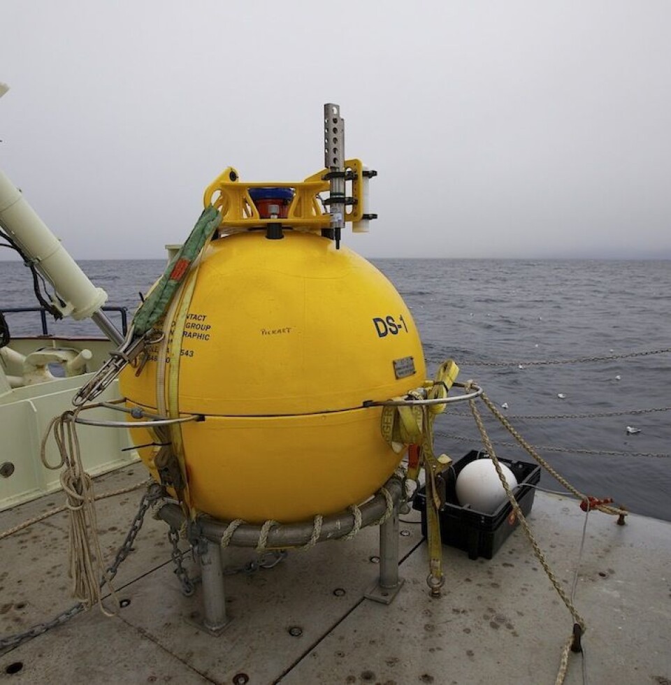 Én av de tre bøyene som ble satt ut i dag. Bøyen går over rekken først, deretter følger instrumenter, wire, akustiske hurtigkoblinger, og til slutt et anker. Foto: Sindre Skrede