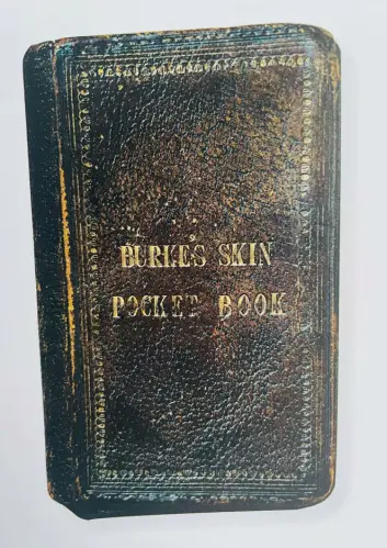 Etter disseksjonen av William Burke farget Alexander Monro huden hans og brukte den som bokbind på suvenirer om massemorderen. Etter disseksjonen av William Burke farget Alexander Monro huden hans og brukte den som bokbind på suvenirer om massemorderen.