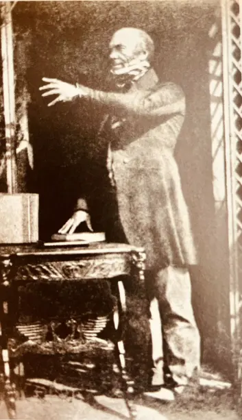 Robert Knox var en høyt ansett og populær foreleser i anatomi. Men da det ble kjent at han hadde mottatt lik fra drapsmenn, raste den strålende karrieren hans i grus. Robert Knox var en høyt ansett og populær foreleser i anatomi. Men da det ble kjent at han hadde mottatt lik fra drapsmenn, raste den strålende karrieren hans i grus.