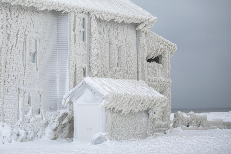 Et hus langs Eriesjøen nær Fort Erie i Canada etter stormen. Bildet er tatt 27. desember.