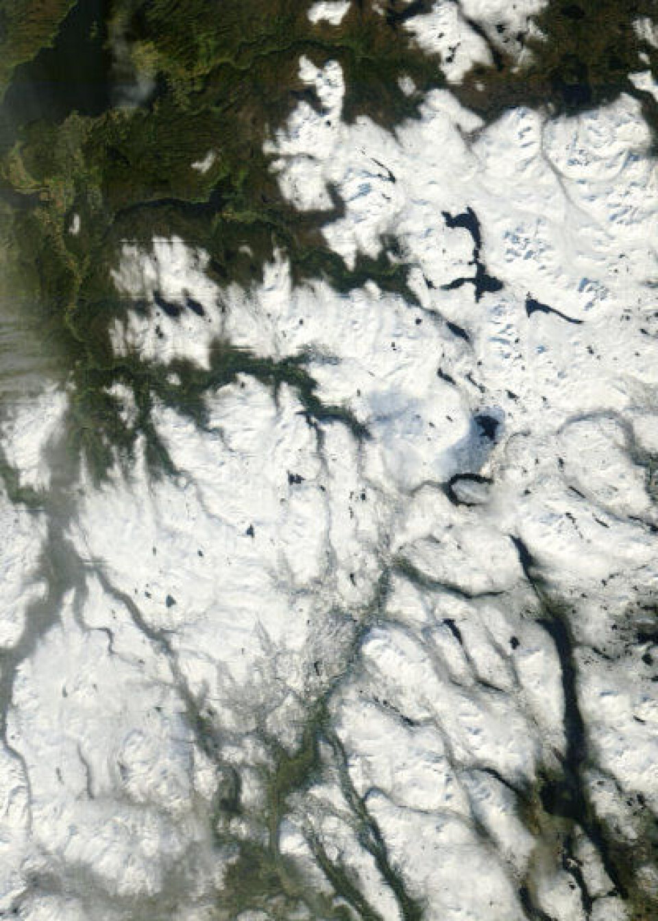 Fortsatt snøfritt ved Trondheimsfjorden 14 oktober, men vinteren nærmer seg fra Røros og Dovrefjell. Her sett fra NASAs satellitt Terra. (Foto: (NASA))