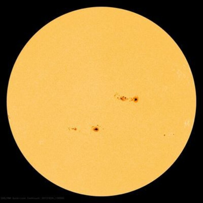 Det har vært stille på sola i flere måneder, men nå er det plutselig full fart der igjen. Store solflekker sett fra NASAs SDO 24. oktober. (Foto: (NASA SDO))