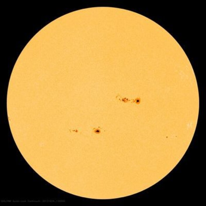 Det har vært stille på sola i flere måneder, men nå er det plutselig full fart der igjen. Store solflekker sett fra NASAs SDO 24. oktober. (Foto: (NASA SDO)) Det har vært stille på sola i flere måneder, men nå er det plutselig full fart der igjen. Store solflekker sett fra NASAs SDO 24. oktober. (Foto: (NASA SDO))