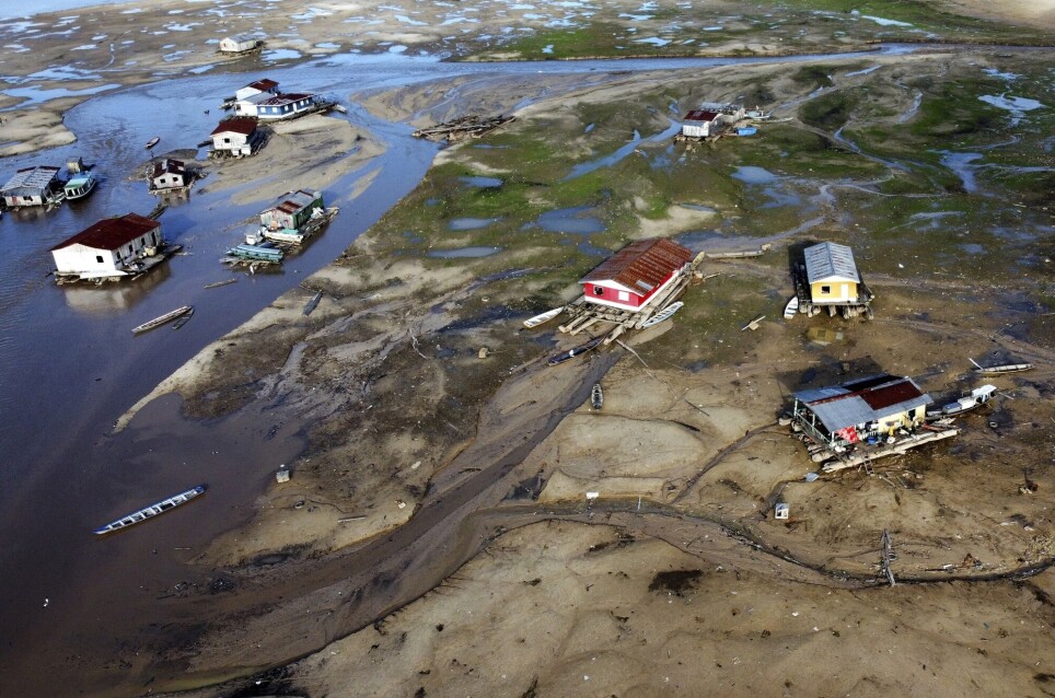 Husbåter er strandet etter at vannstanden i Solimões-elven i Brasil har sunket som følge av tørke.