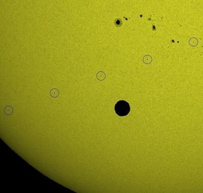 Hubble (med ring rundt) suser forbi solskiva, mens Venus og noen solflekker står og ser på. (Foto: (Thierry Lebault / www.spaceweather.com)) Hubble (med ring rundt) suser forbi solskiva, mens Venus og noen solflekker står og ser på. (Foto: (Thierry Lebault / www.spaceweather.com))