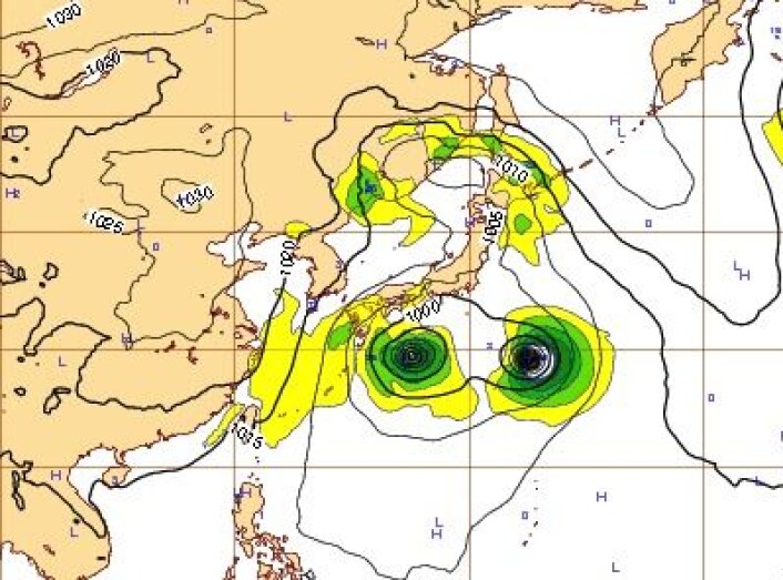 Værkartet utenfor Japan fredag 25. okt kl 12 UTC. "Francisco" til venstre, "Lekima" til høyre. (Foto: (ECMWF)) Værkartet utenfor Japan fredag 25. okt kl 12 UTC. "Francisco" til venstre, "Lekima" til høyre. (Foto: (ECMWF))