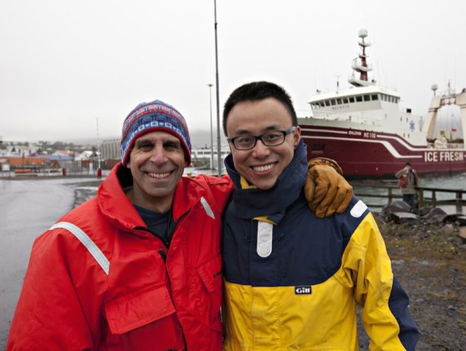 «Man of the hour», som Robert Pickart (v.) uttalte det; Donglai Gong (h.) var mannen som brakte reservedelene ekspedisjonen trengte til Island. Foto: Sindre Skrede