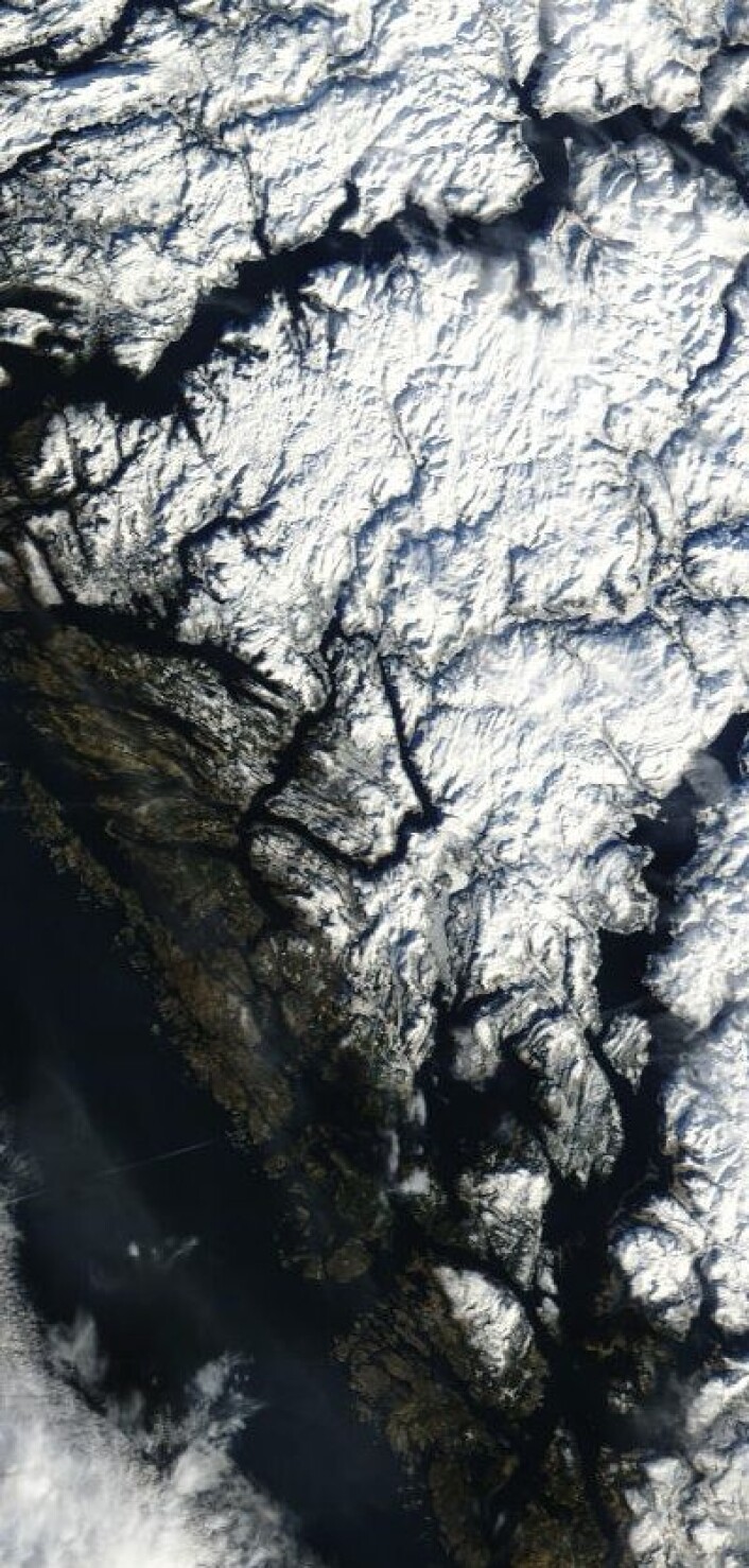 Bergen hadde det fineste vinterværet fredag 22. februar. Her sett fra NASAs satellitt Terra. (Foto: (NASA Terra MODIS)) Bergen hadde det fineste vinterværet fredag 22. februar. Her sett fra NASAs satellitt Terra. (Foto: (NASA Terra MODIS))