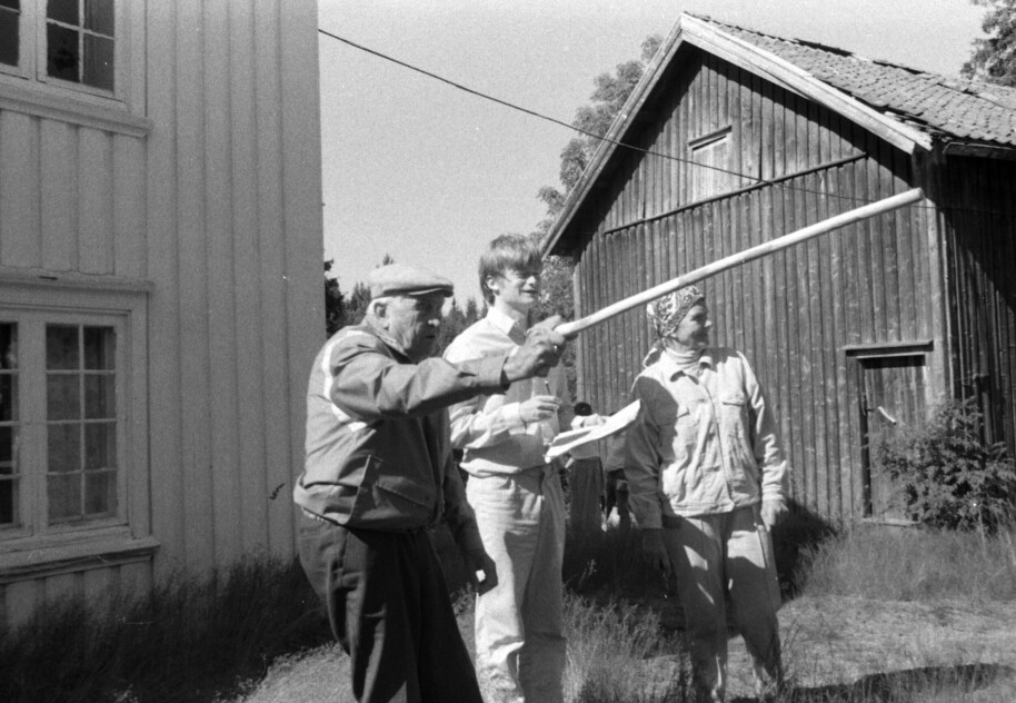 Forskar Vidar Haslum (i midten) besøker Øvre Holte i 1987 saman med Nils S. Vindland og Anna Holte. Nils kunne minnast mange namn i innmarka frå tida rundt 1920, då han var gardsgut der.