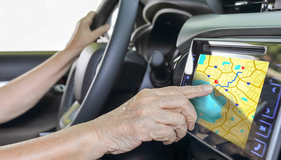 Eldre bruker kanskje mer tid på å skifte oppmerksomheten fra skjermen til veien, mener forsker.