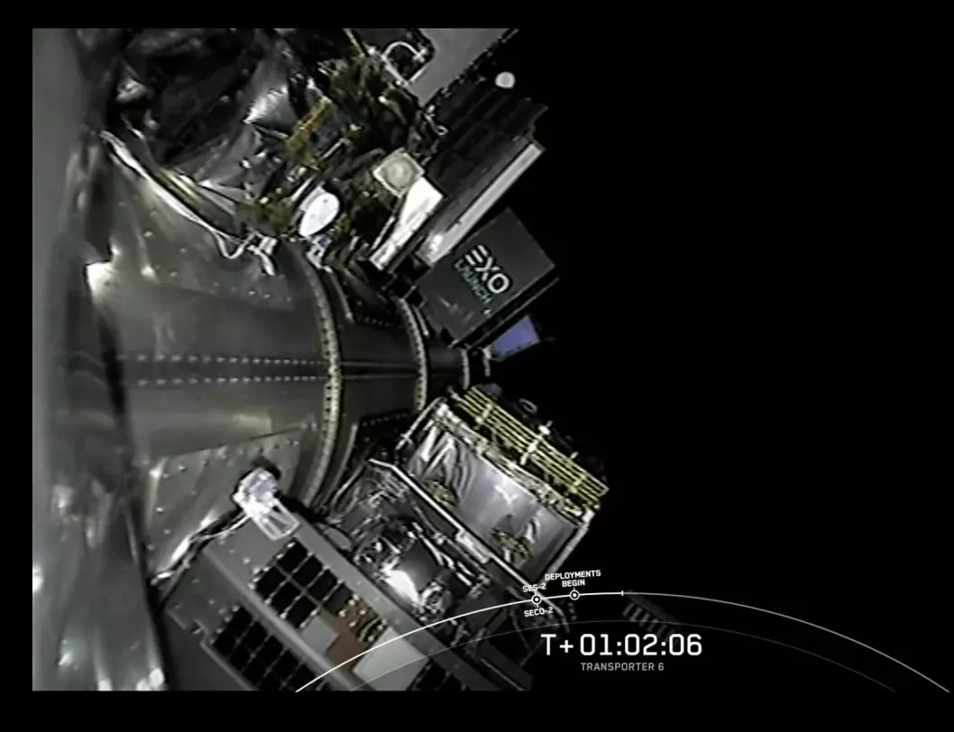 Satellitten "Birkeland" (såvidt synlig rett over tidsangivelsen) settes ut fra moderskipet. (Bilde: Fra SpaceX direktesending).