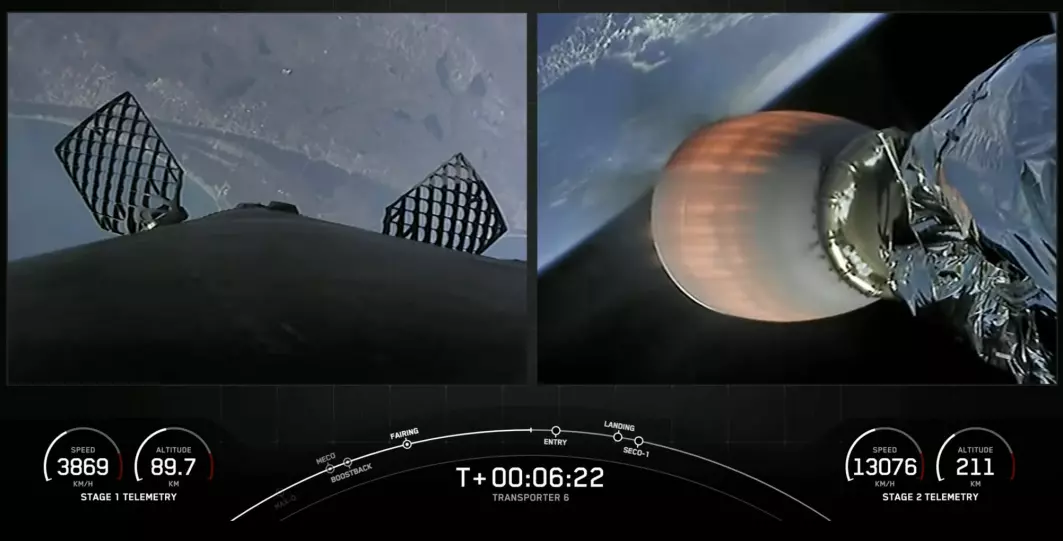Falcon-9 andretrinn (til høyre) på vei opp i bane, mens førstetrinnet (til venstre) er på vei tilbake til Florida. (Bilde: Fra SpaceX direktesending).