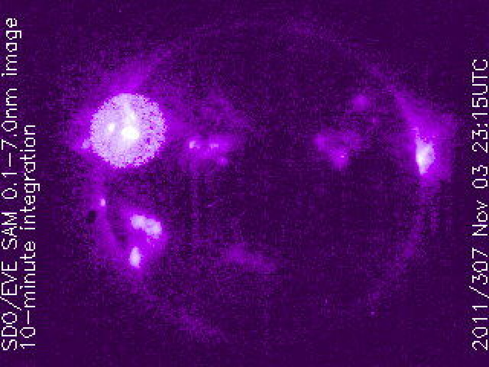 Den store eksplosjonen i solflekkgruppa ved solas rand 3. november. Her målt fra SDO med røntgenstråling. (Foto: (NASA))