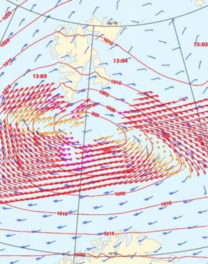 Vindmåling i Barentshavet fra satellitt 20 februar. Røde piler viser vindhastigheten målt fra Metop-A. Blå piler er fra værmodellen, som slett ikke gjør noen dårlig jobb her. (Foto: (EUMETSAT)) Vindmåling i Barentshavet fra satellitt 20 februar. Røde piler viser vindhastigheten målt fra Metop-A. Blå piler er fra værmodellen, som slett ikke gjør noen dårlig jobb her. (Foto: (EUMETSAT))