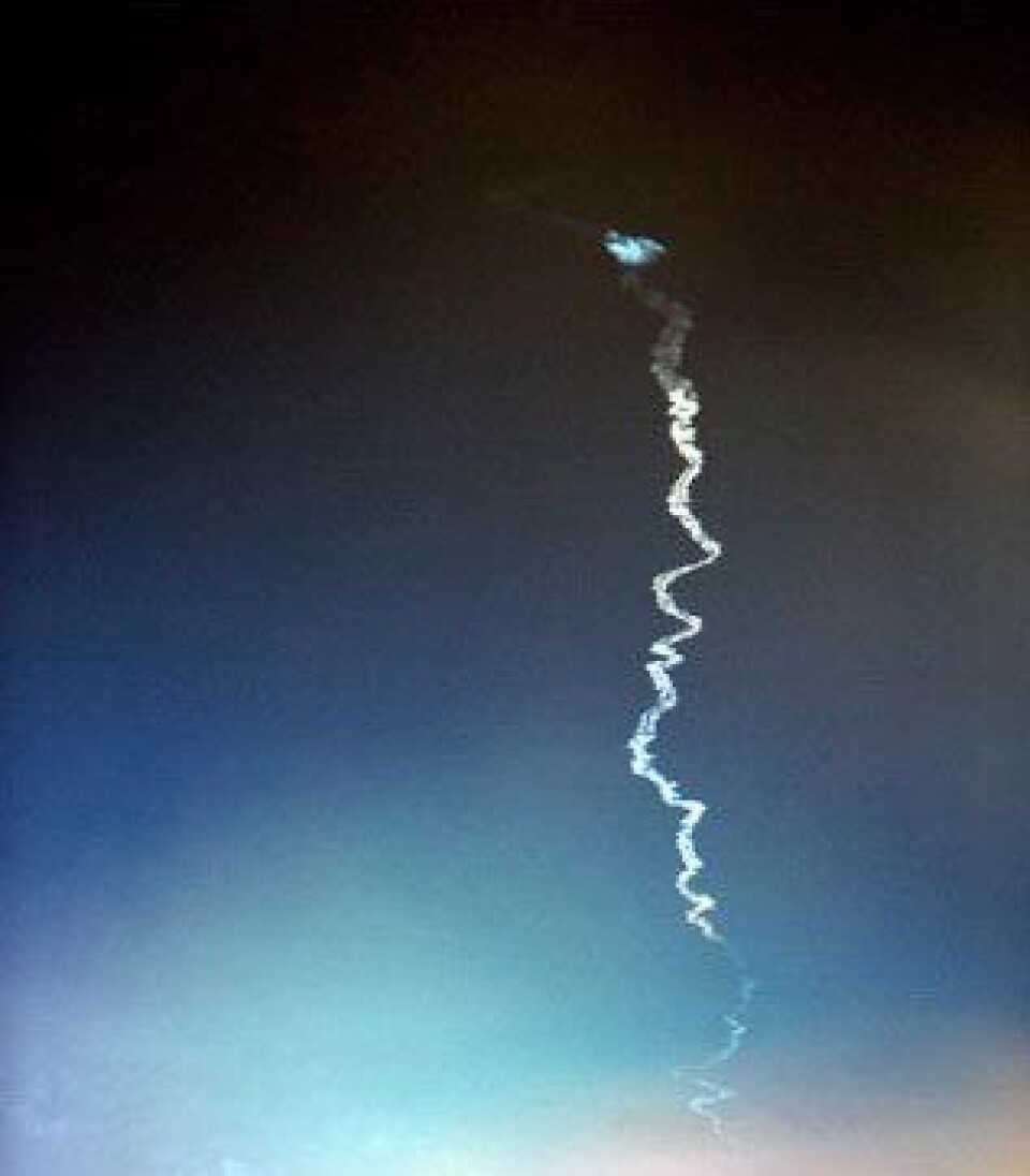 Røyksøylen etter Ariane 5 -oppskytningen onsdag kveld, fotografert av ESAs astronaut oppe på Romstasjonen. Raketten kjørte ikke slalom, så det er mye god geofysikk i dette bildet. (ESA/NASA)